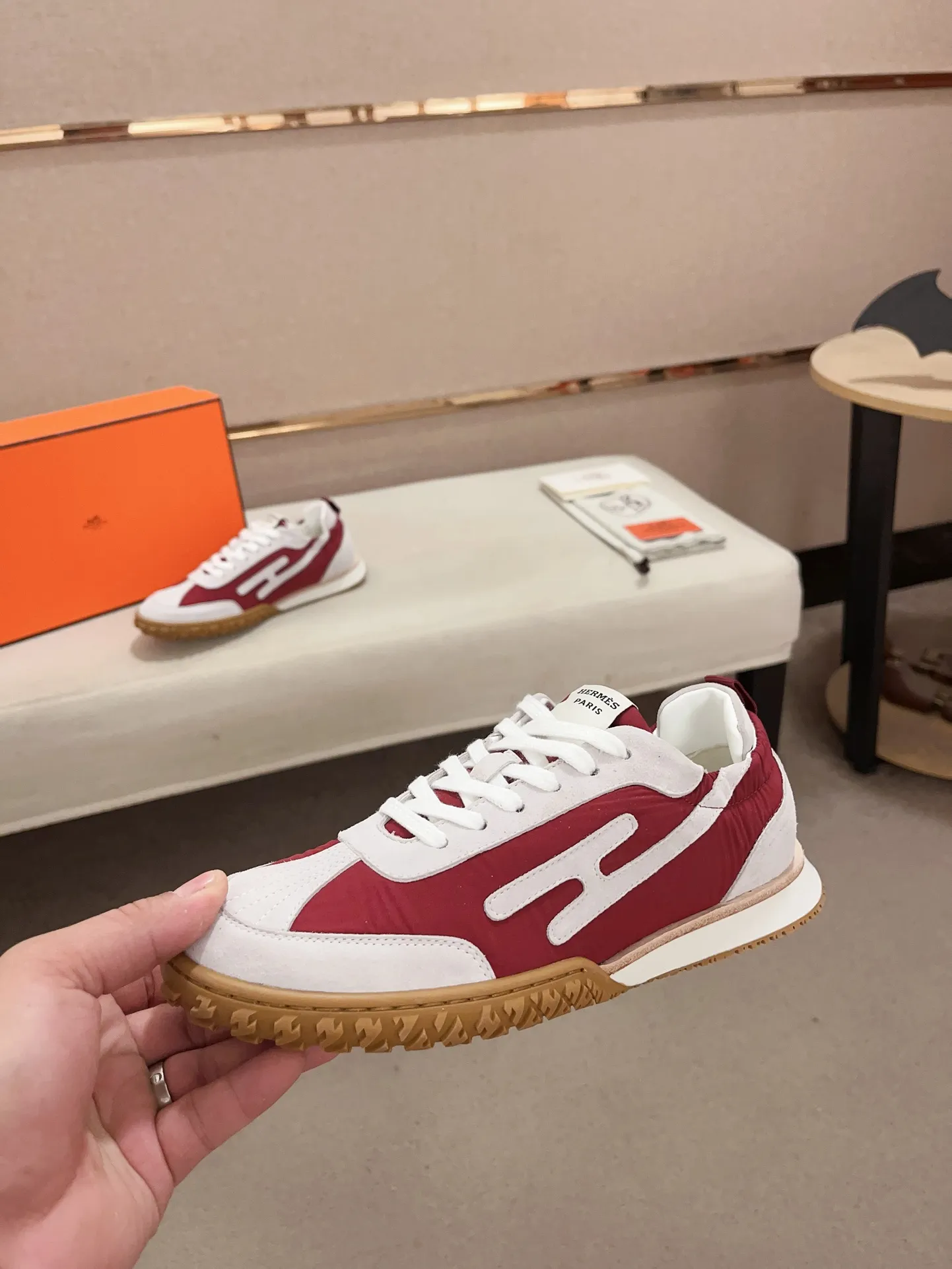 Men's men's shoes 💰: 720💰 Hermes top version # Couple style 💏 24ss casual sneakers Suede goatskin sneakers decorated with contrasting patterns and iconic "H" details, beautifully packaged at the delivery counter 🛍📦 Fabric: suede + cowhide Lining: mixed sheep lining Outsole: original TPU Bottom thickness: 2CM Size: 35-44